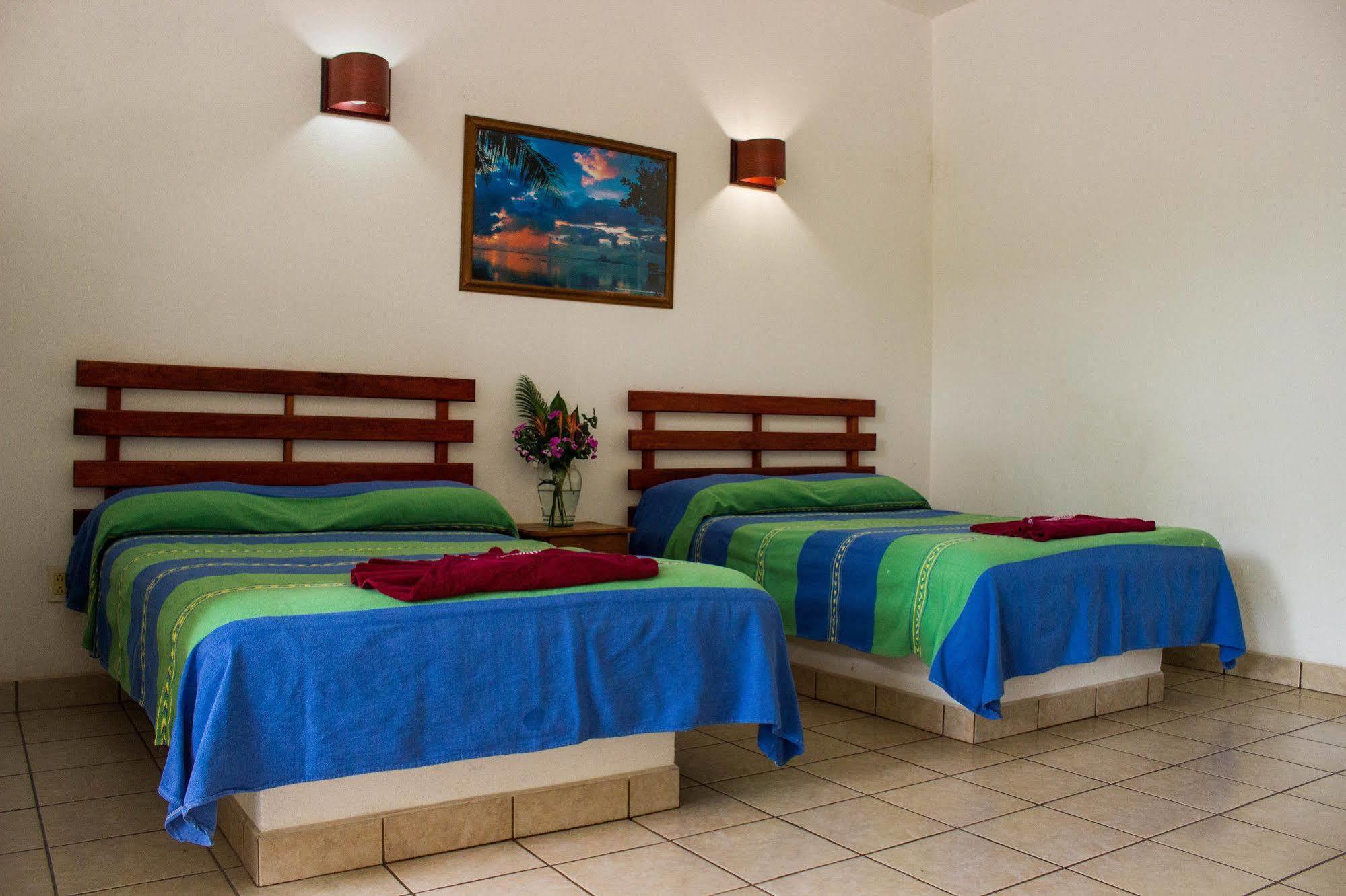 Hotel & Suites Punta Esmeralda Пуерто Ескондидо Екстериор снимка