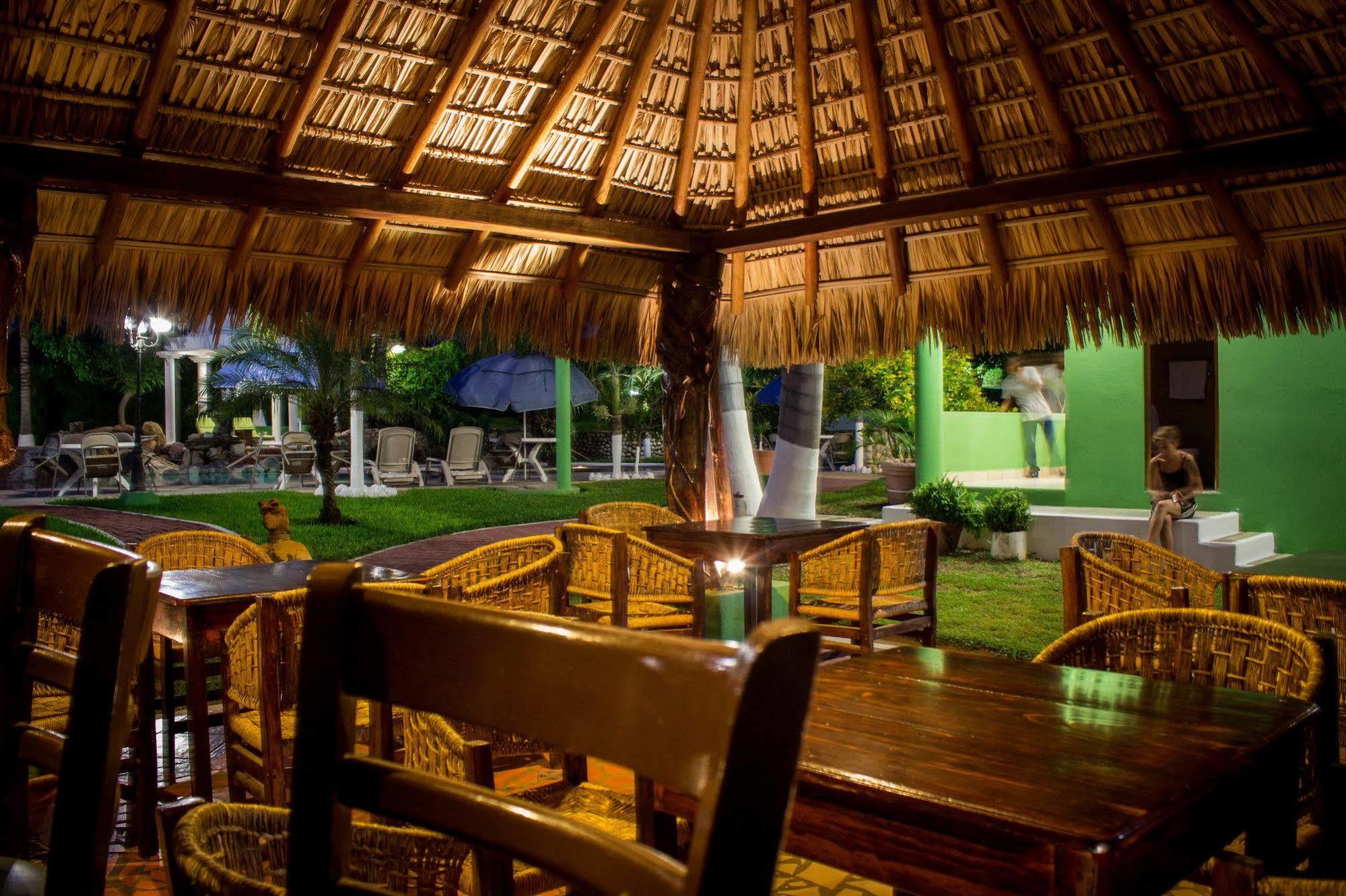 Hotel & Suites Punta Esmeralda Пуерто Ескондидо Екстериор снимка